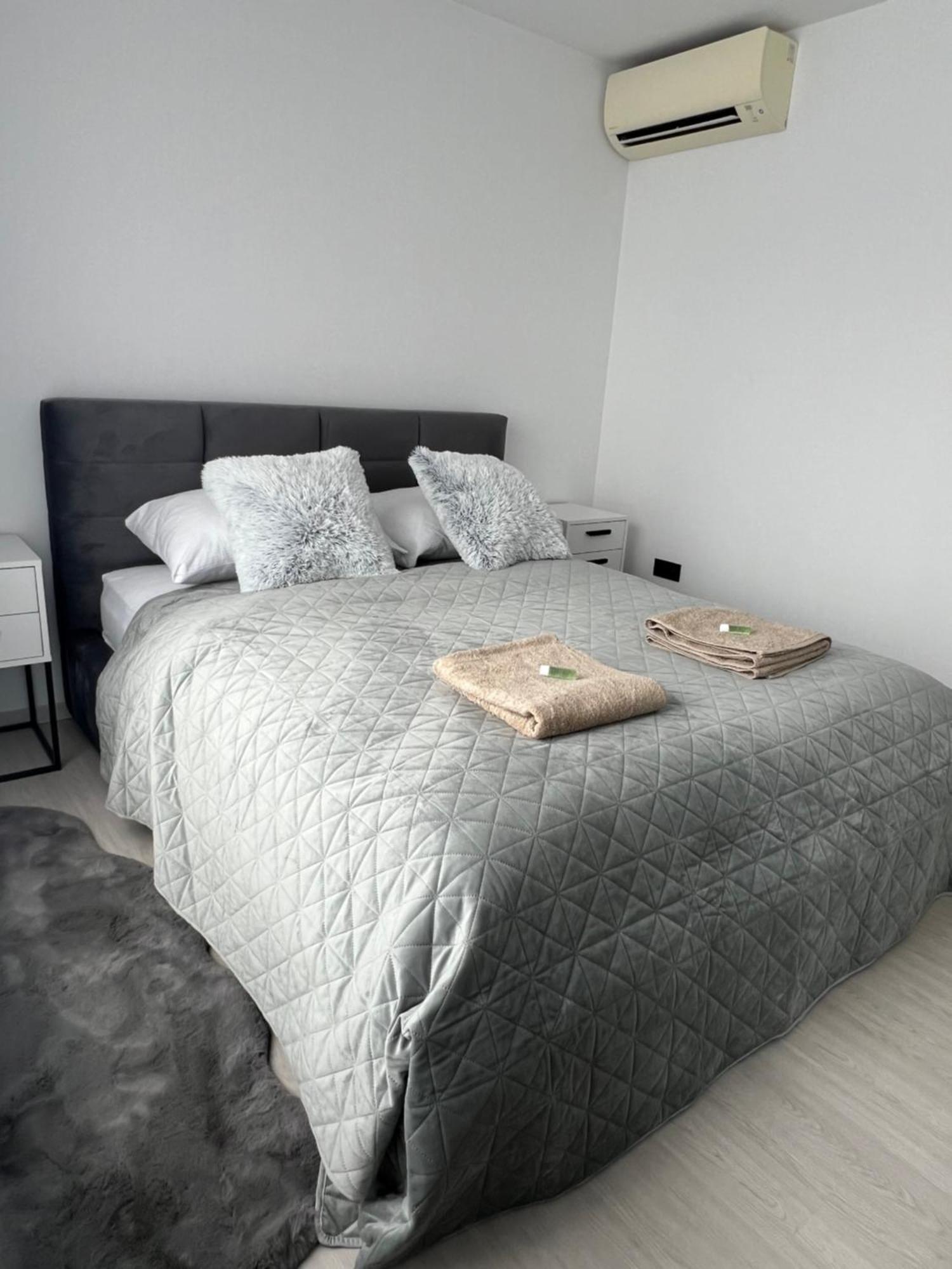 Skau Piano Family & Business Apartment Free Parking 브라티슬라바 외부 사진