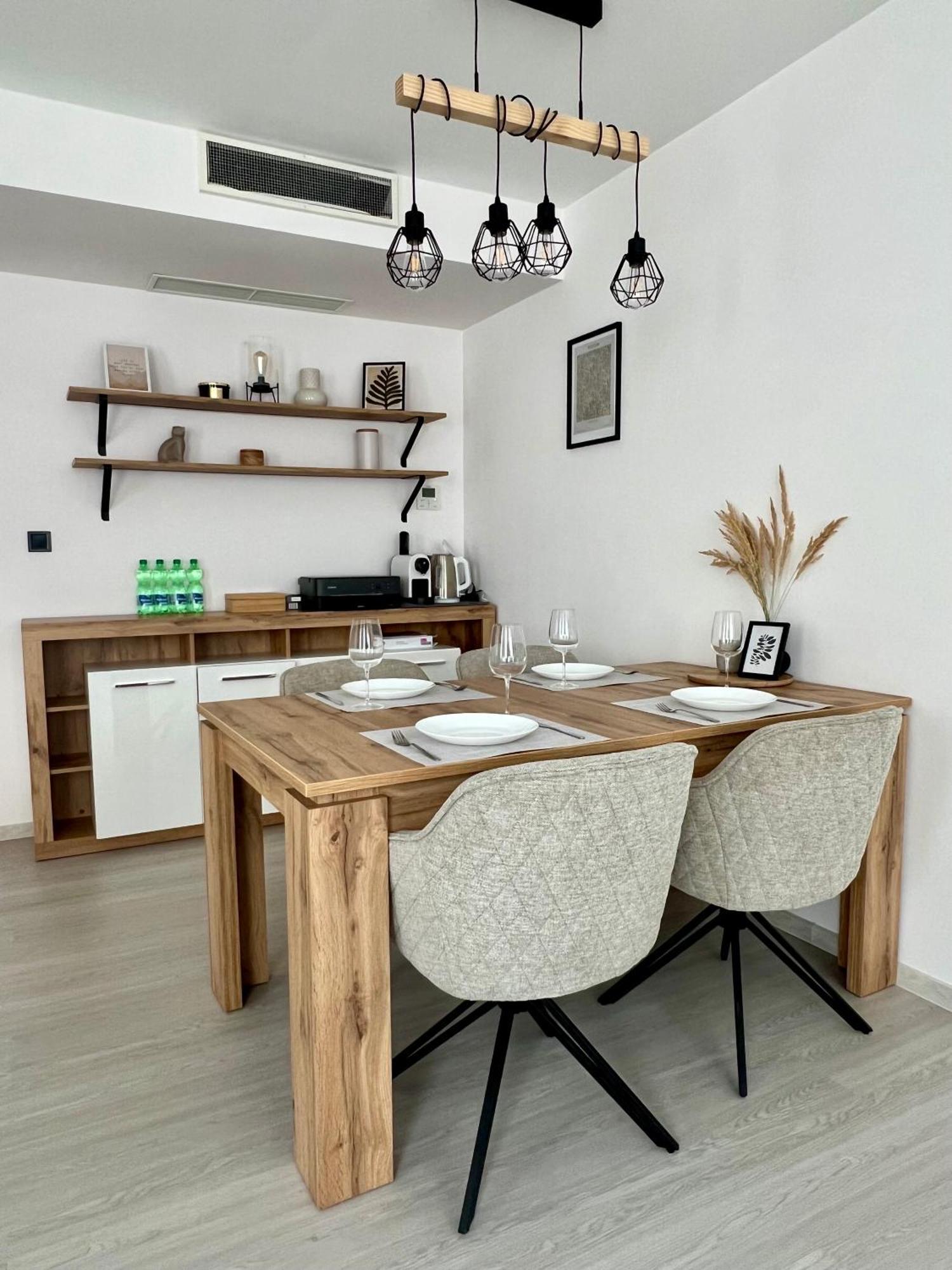 Skau Piano Family & Business Apartment Free Parking 브라티슬라바 외부 사진